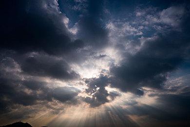 目前《荒野大镖客2》游戏中正在下雪